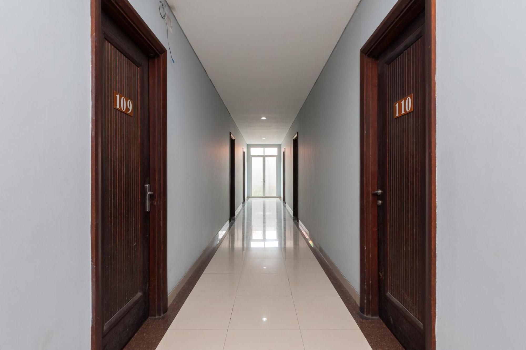 Reddoorz Plus Near Kelapa Dua Kebon Jeruk Jakarta Eksteriør bilde