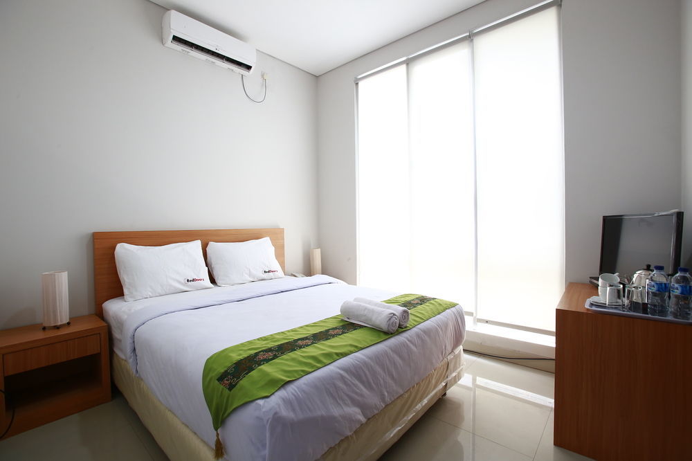Reddoorz Plus Near Kelapa Dua Kebon Jeruk Jakarta Eksteriør bilde