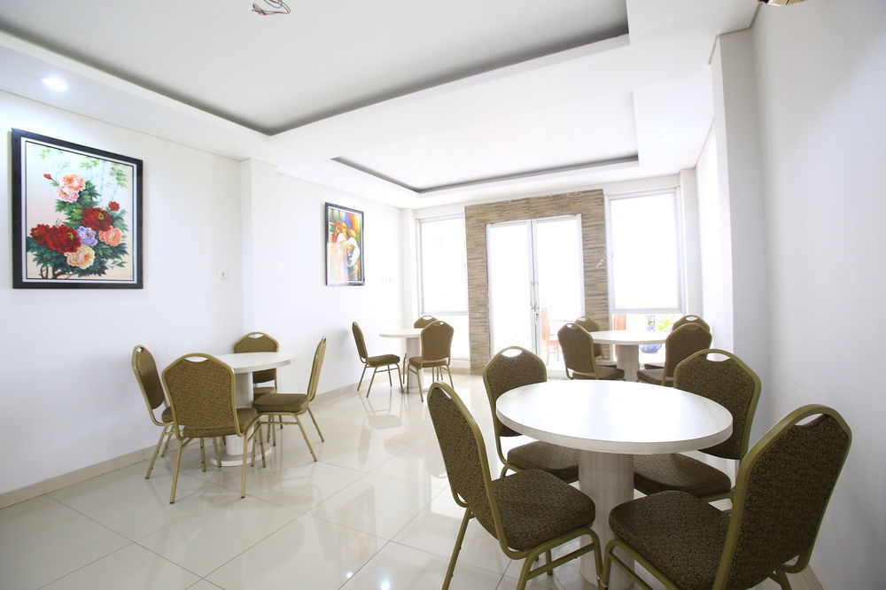 Reddoorz Plus Near Kelapa Dua Kebon Jeruk Jakarta Eksteriør bilde
