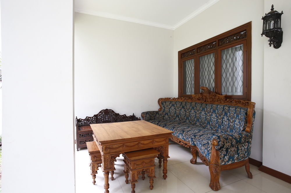Reddoorz Plus Near Kelapa Dua Kebon Jeruk Jakarta Eksteriør bilde