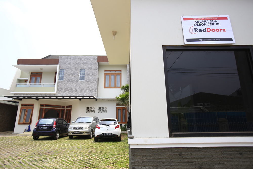 Reddoorz Plus Near Kelapa Dua Kebon Jeruk Jakarta Eksteriør bilde