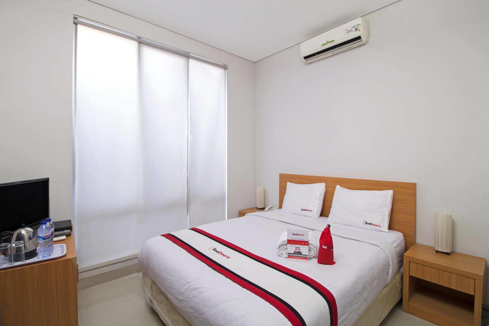 Reddoorz Plus Near Kelapa Dua Kebon Jeruk Jakarta Eksteriør bilde