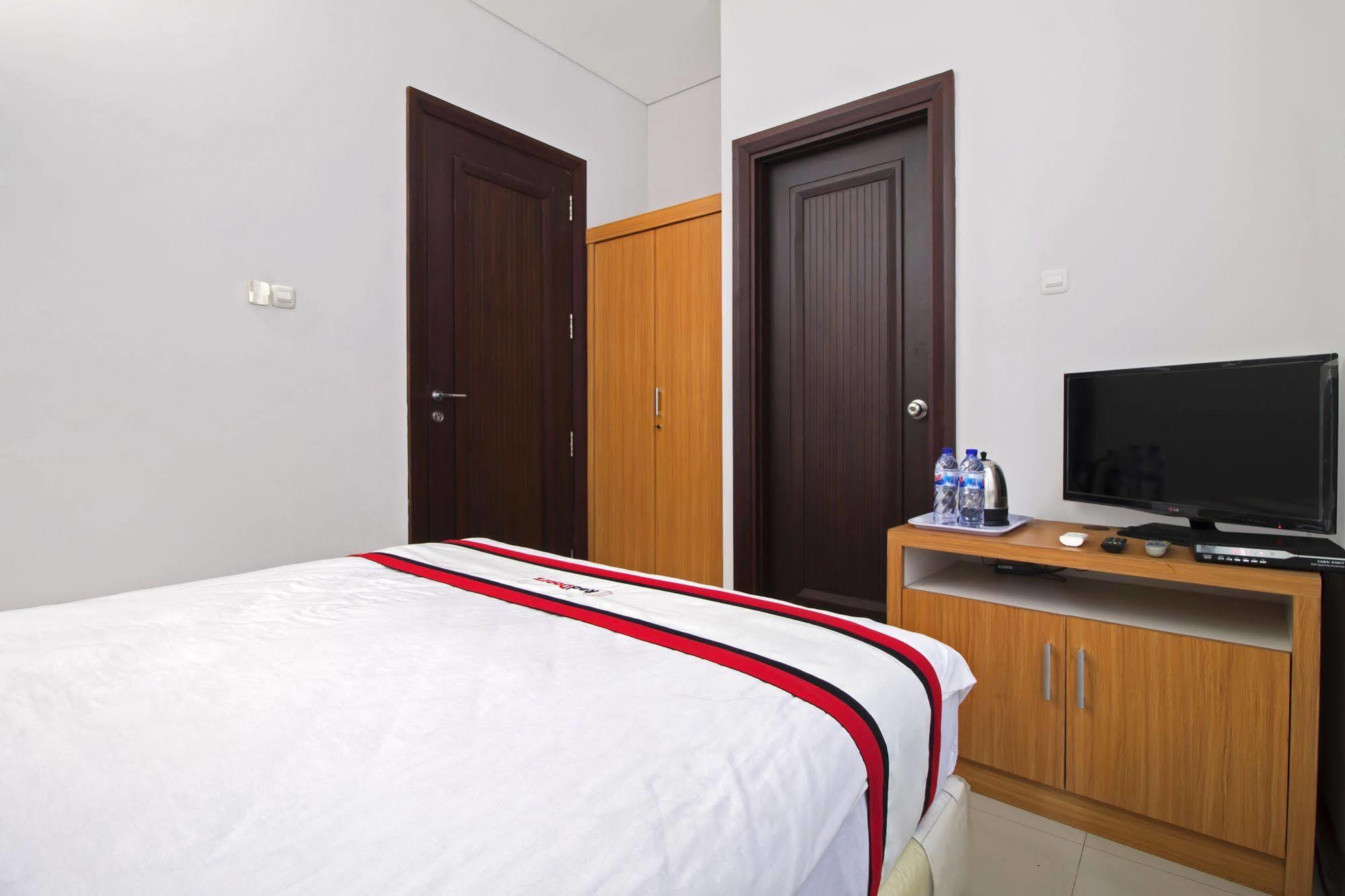 Reddoorz Plus Near Kelapa Dua Kebon Jeruk Jakarta Eksteriør bilde