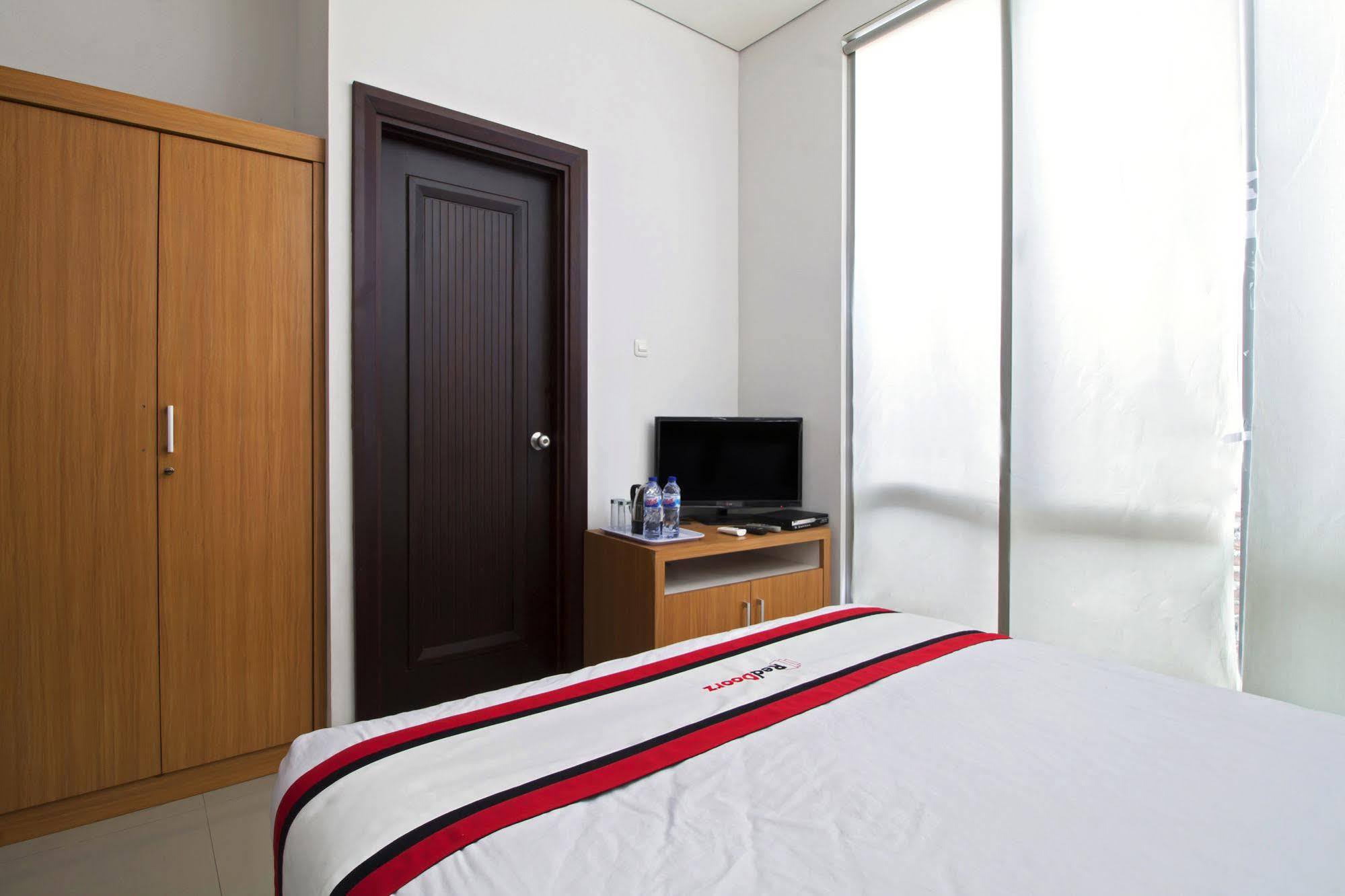 Reddoorz Plus Near Kelapa Dua Kebon Jeruk Jakarta Eksteriør bilde