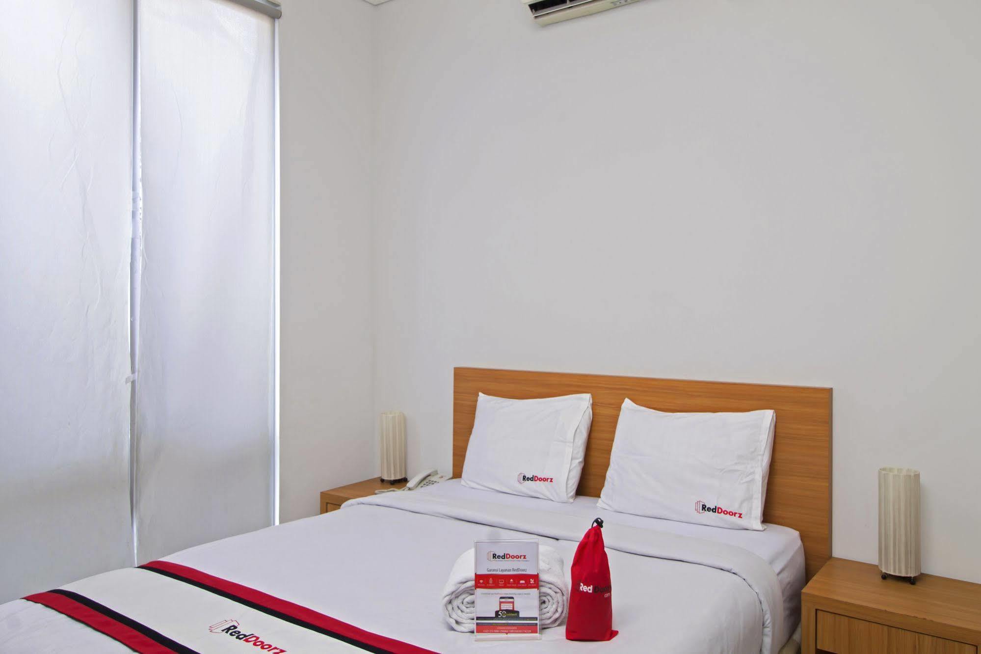 Reddoorz Plus Near Kelapa Dua Kebon Jeruk Jakarta Eksteriør bilde