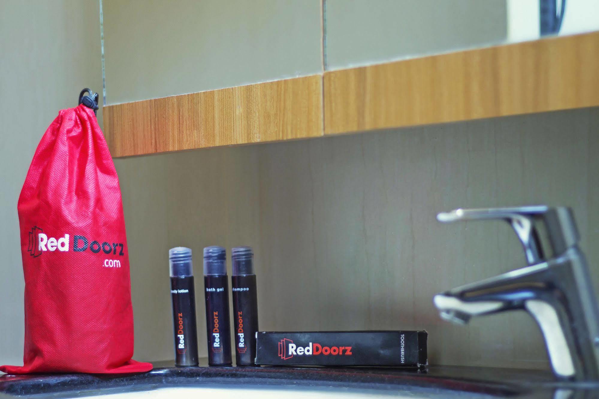 Reddoorz Plus Near Kelapa Dua Kebon Jeruk Jakarta Eksteriør bilde